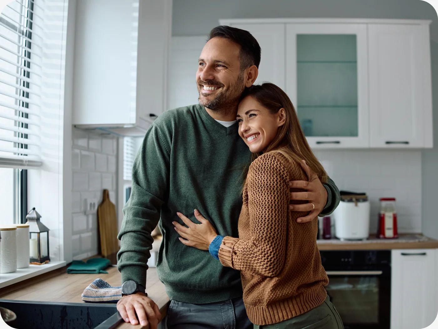 Pareja en la cocina disfrutando del programa Sumar te Suma